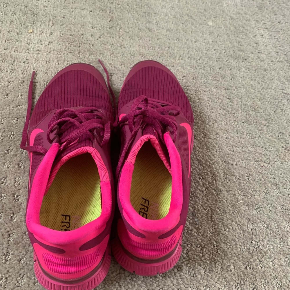 Nike shoes burgundy size 8
